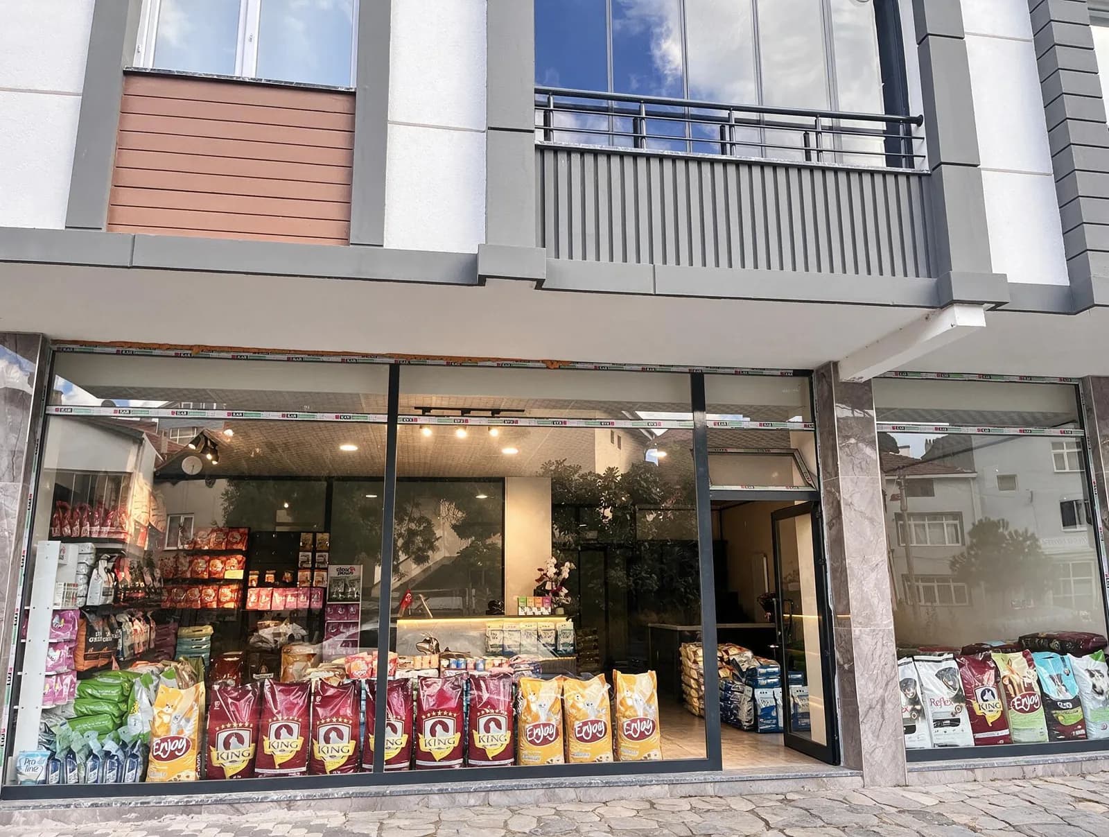 Emre Şahin Petshop mağaza girişi